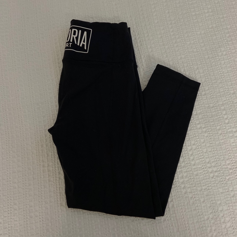 Cropped black Victoria’s Secret leggings